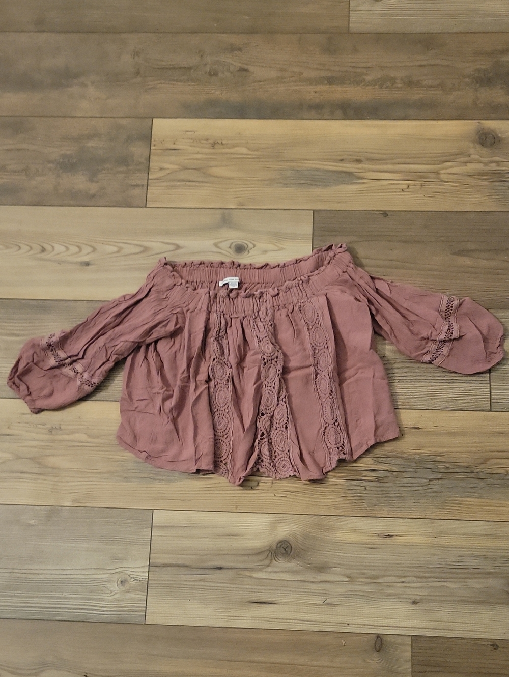 American Eagle Outfitters Off-Shoulder Crochet Peasant Top in Dusty Rose